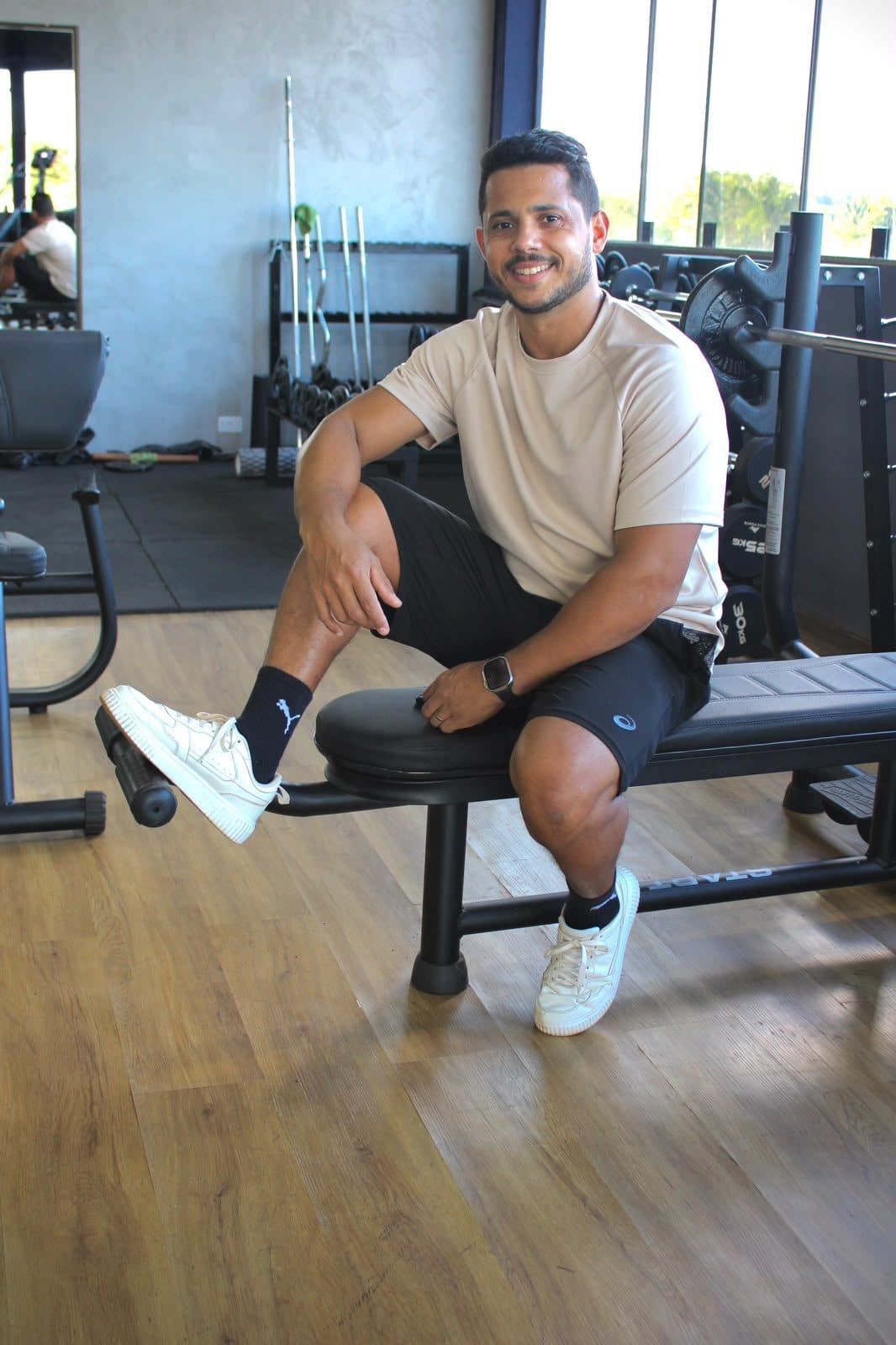 Lucas Rodrigues, personal trainer, em seu estúdio